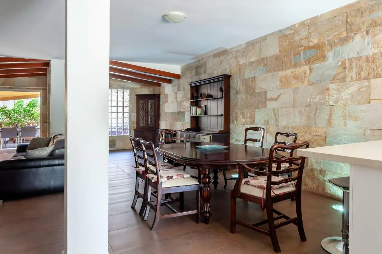 アデヘCozy Townhouse In El Duqueアパートメント アデヘ